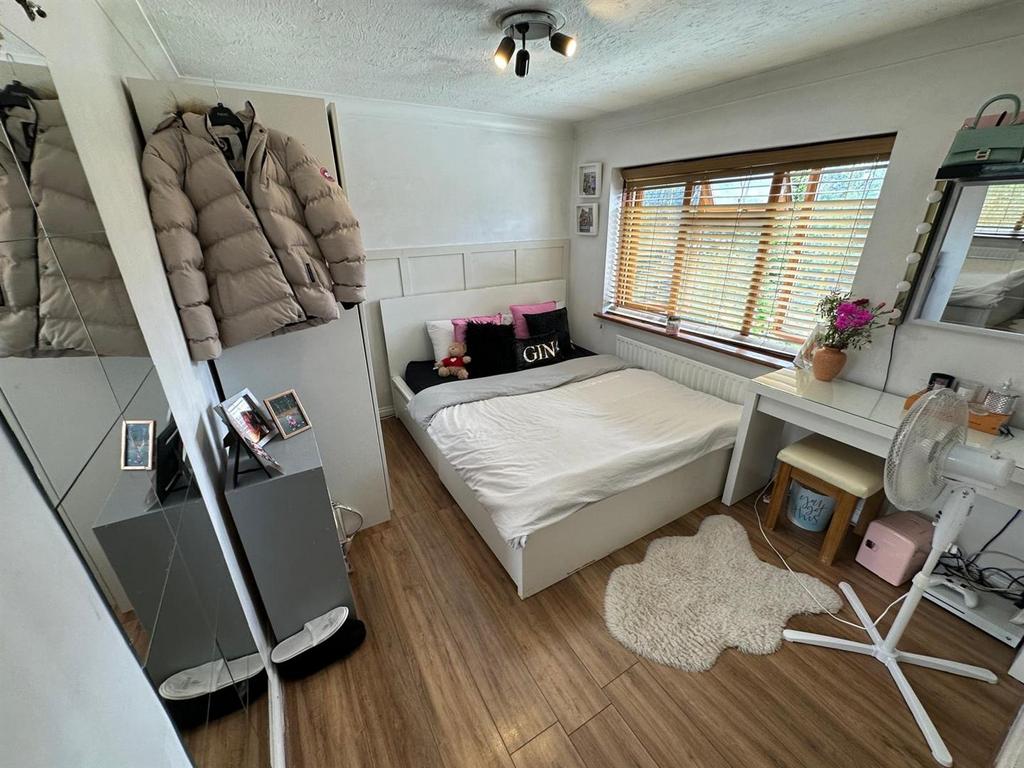 Bed 2.jpg
