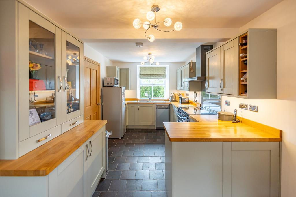 Open Plan L Shaped Kitchen/Dining Room