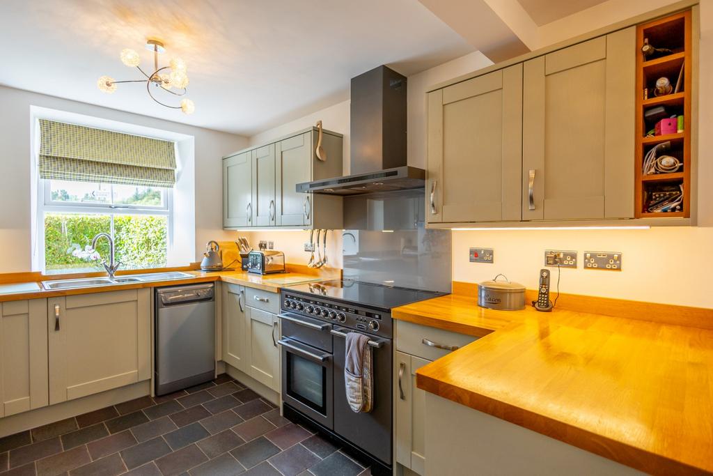 Open Plan L Shaped Kitchen/Dining Room