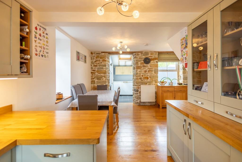 Open Plan L Shaped Kitchen/Dining Room