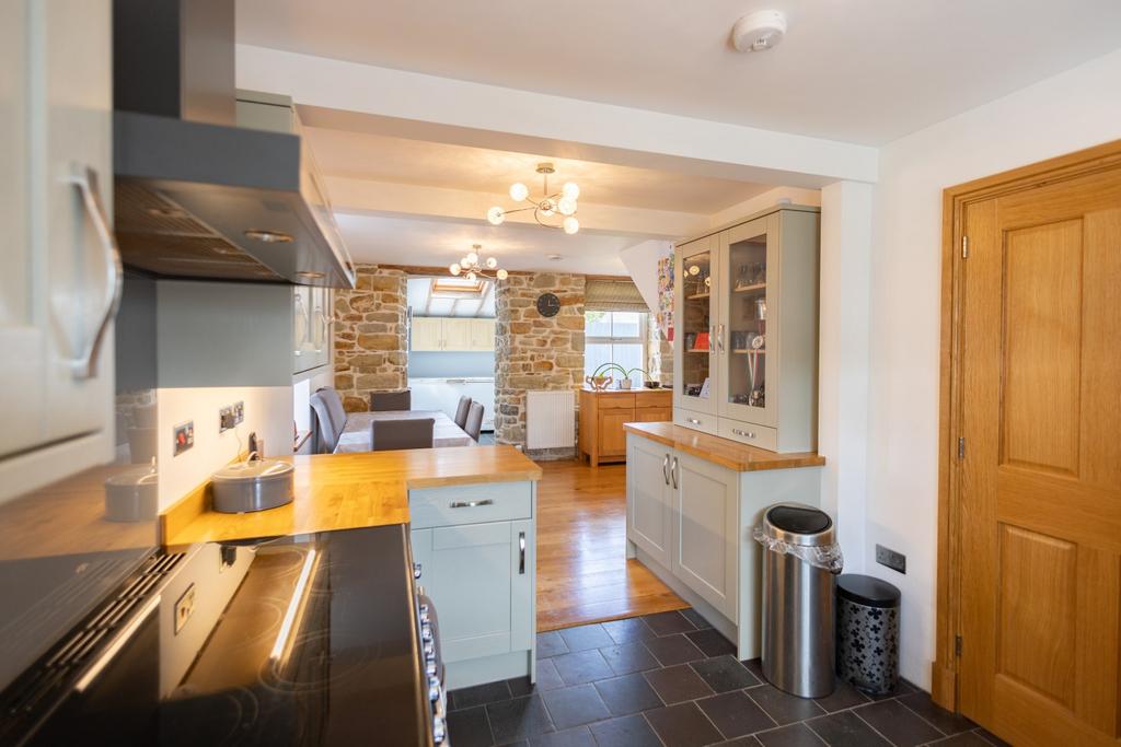 Open Plan L Shaped Kitchen/Dining Room