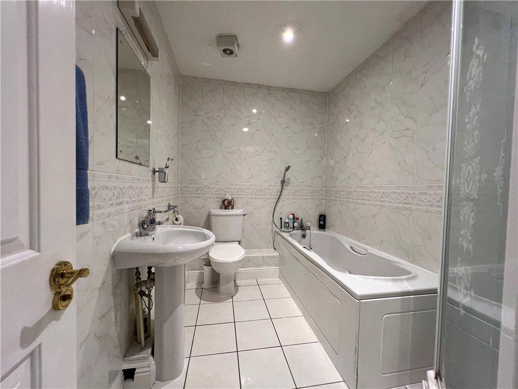 Apartment in Southampton, Ocean Village - More