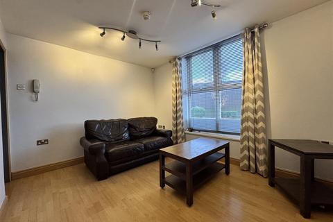 2 bedroom ground floor flat to rent, Warwick Road, Chorlton, Manchester