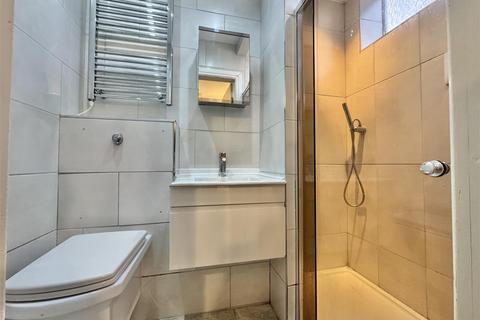 2 bedroom ground floor flat to rent, Warwick Road, Chorlton, Manchester