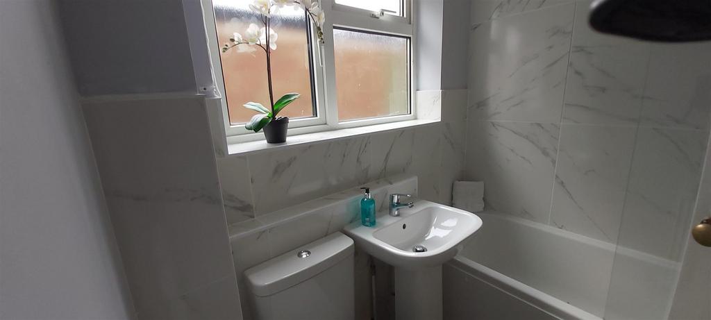 13 Cornish Road bathroom.jpg