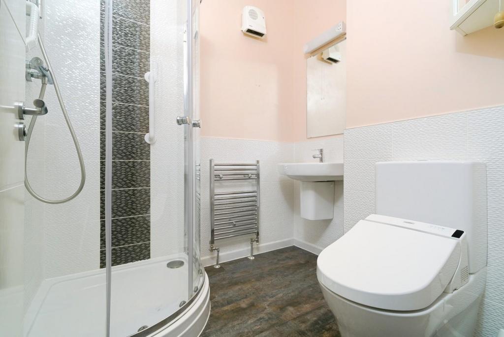 SHOWER ROOM.jpg