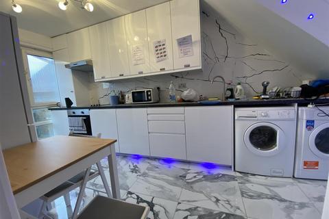 5 bedroom flat to rent, Lampeter Square, London