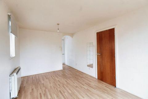 2 bedroom flat to rent, Tonnelier Road, Dunkirk, NG7 2RW