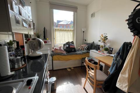 Studio to rent, Manstone Road, London NW2