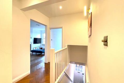 3 bedroom maisonette to rent, Heddon Court, Cockfosters