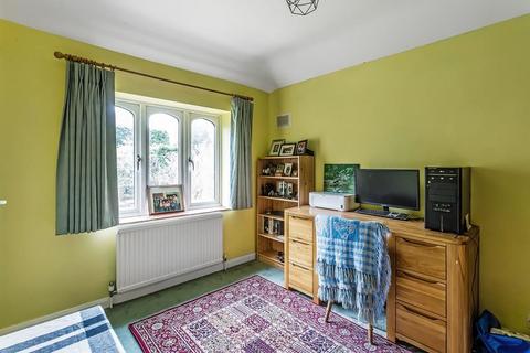 25 Kingston Road, Leatherhead, KT22 7SL