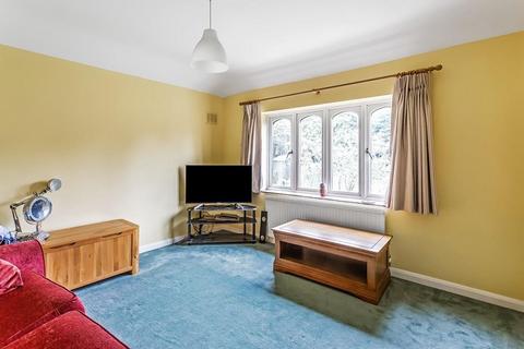 25 Kingston Road, Leatherhead, KT22 7SL