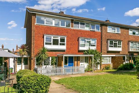 15 Mariner Gardens, Richmond, TW10 7UU