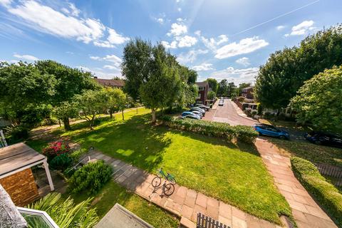 15 Mariner Gardens, Richmond, TW10 7UU