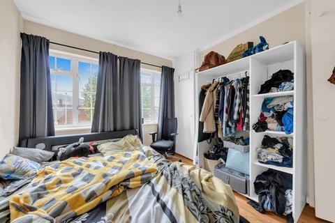 4 bedroom flat for sale, Well Hall Road, Eltham, SE9