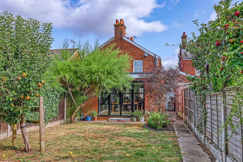 New Road, Great Baddow, Chelmsford 3 bed semidetached house for sale