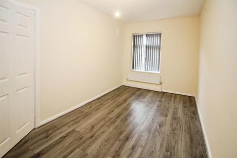 15 Junction Row, Bradford, BD2 4JZ