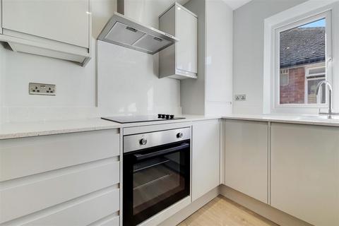 3 bedroom flat to rent, Hanworth Road, Hounslow TW4