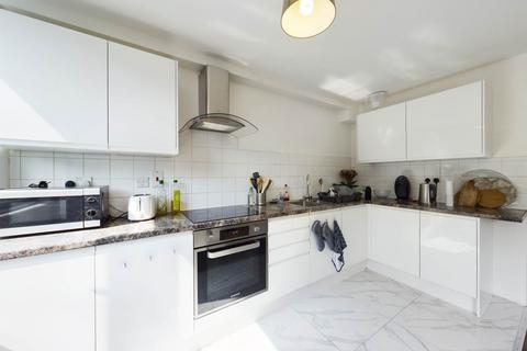 4 bedroom flat to rent, Millman Street, Bloomsbury, London