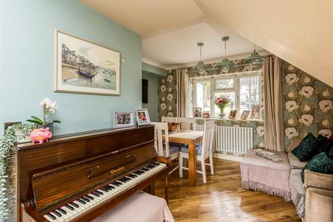 82 Station Road, Wombourne, Wolverhampton, WV5 9EN