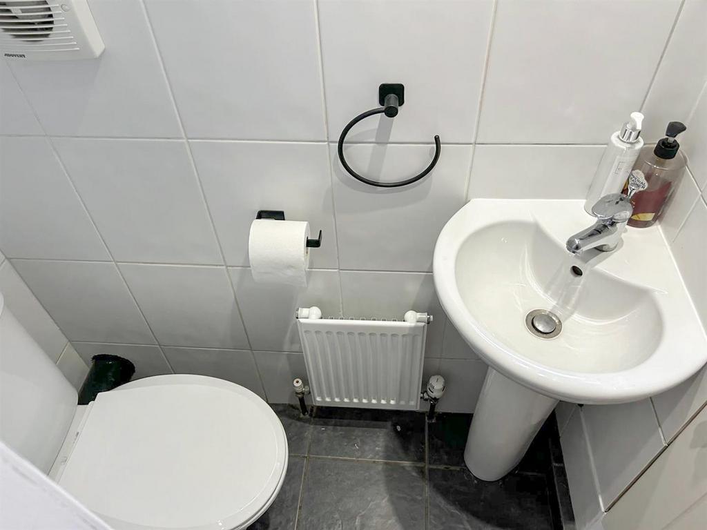 Cloakroom / WC: