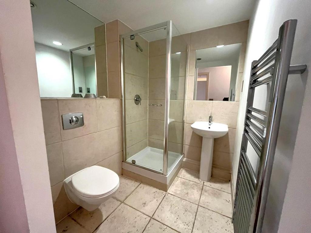 48 Capital Quarter, Leeds   ensuite.jpeg