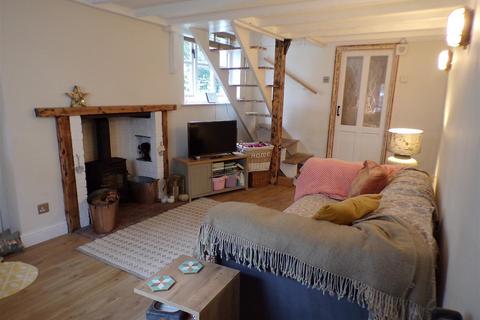 2 bedroom end of terrace house to rent, Village Street, Bishops Tawton