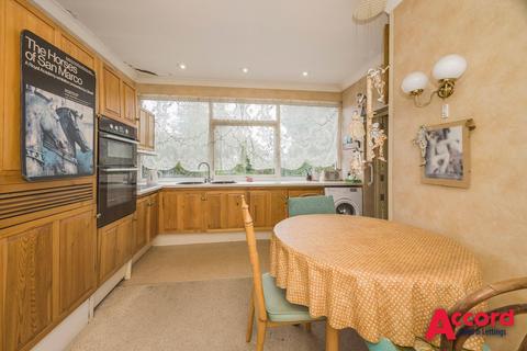 3 bedroom semi-detached house for sale, Ingrebourne Gardens, Upminster, RM14