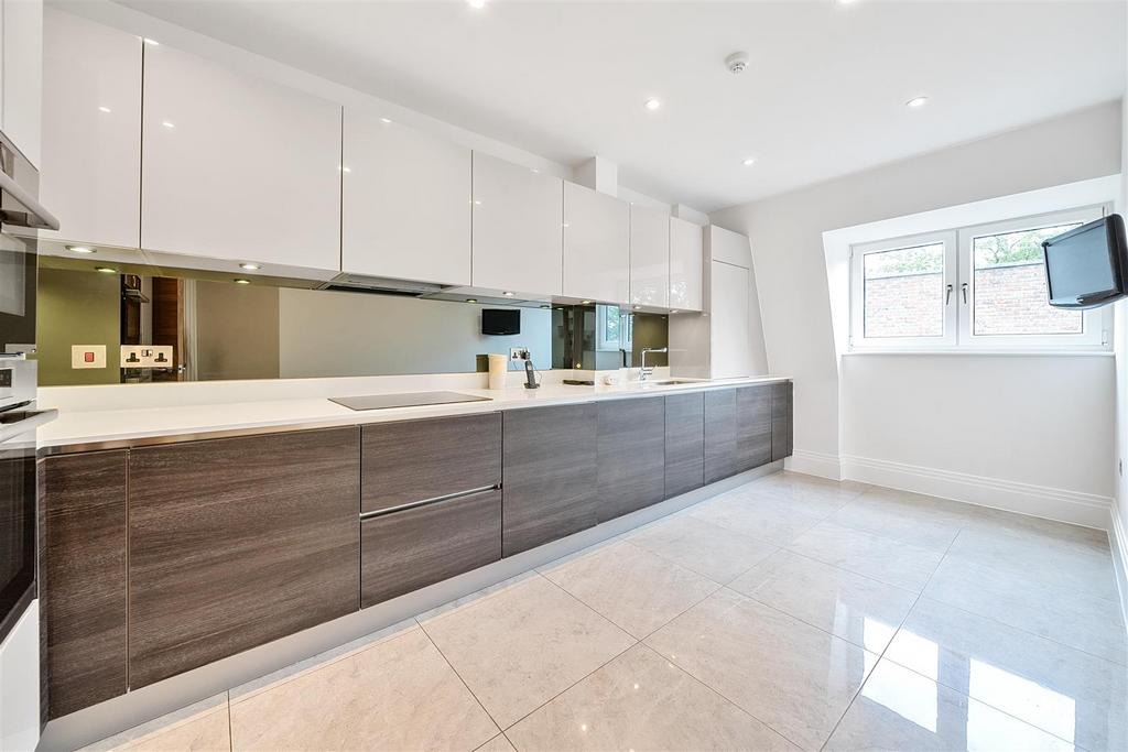 Kitchen/Breakfast Room: