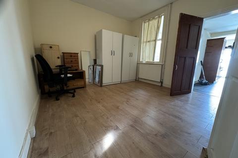 undefined, Standard Road, HOUNSLOW, Greater London, TW4