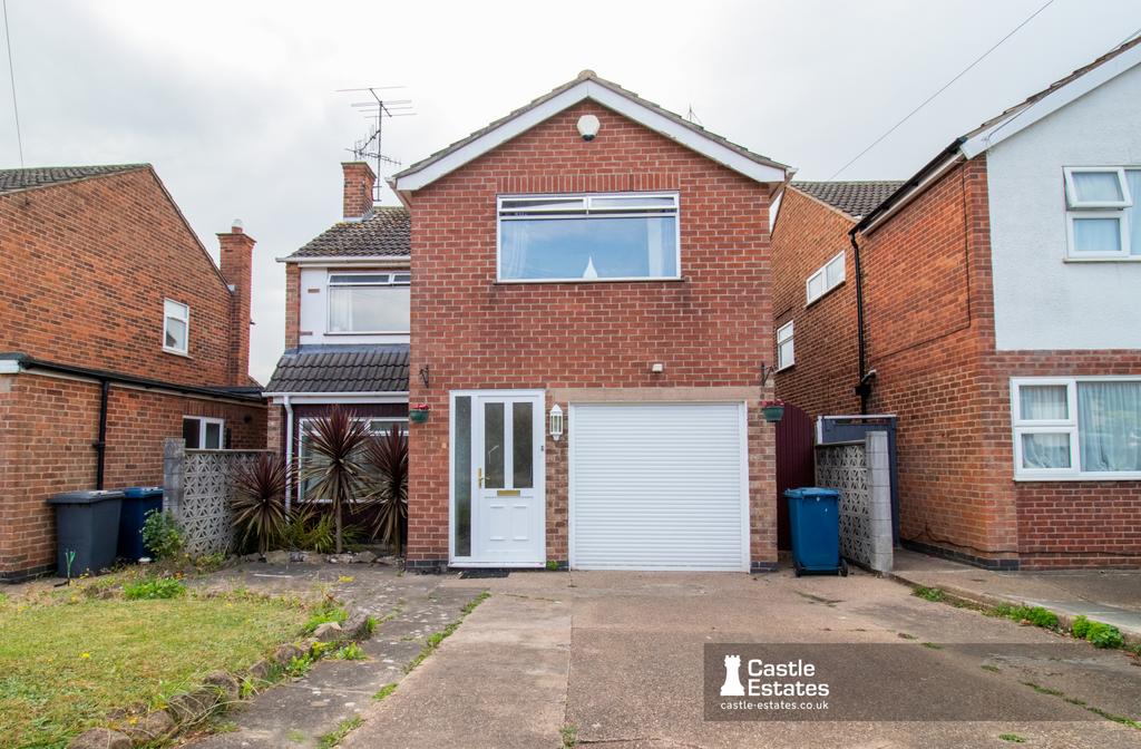 Spacious 4-Bedroom Detached House to rent in West