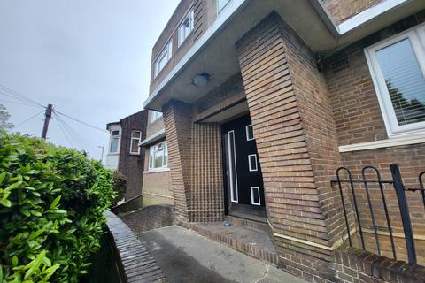 2 bedroom flat to rent, Ruthin Close, Luton LU1