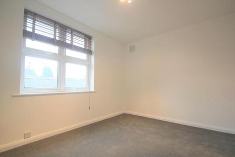 1 bedroom flat to rent, Chapel Avenue, Addlestone KT15