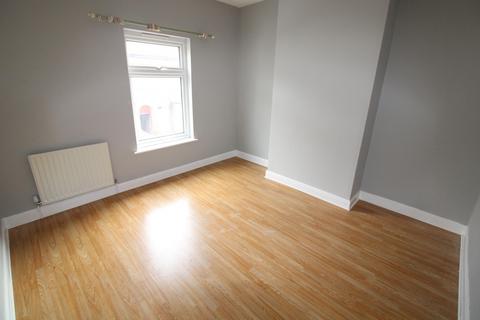 2 bedroom house to rent, Wood Street, Burton upon Trent DE14