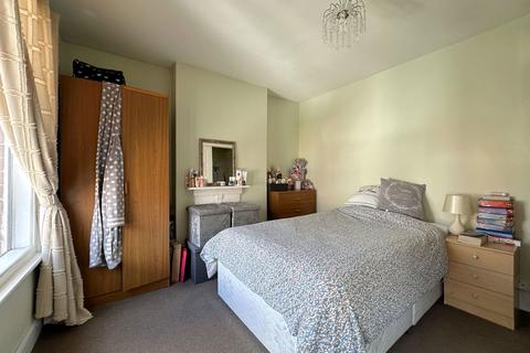 52 Lysons Avenue, Gloucester, GL1 5QF