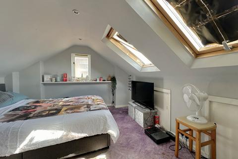 52 Lysons Avenue, Gloucester, GL1 5QF