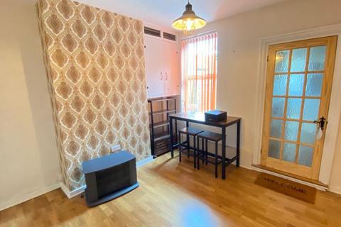 2 bedroom terraced house to rent, Shirley Road, Luton LU1