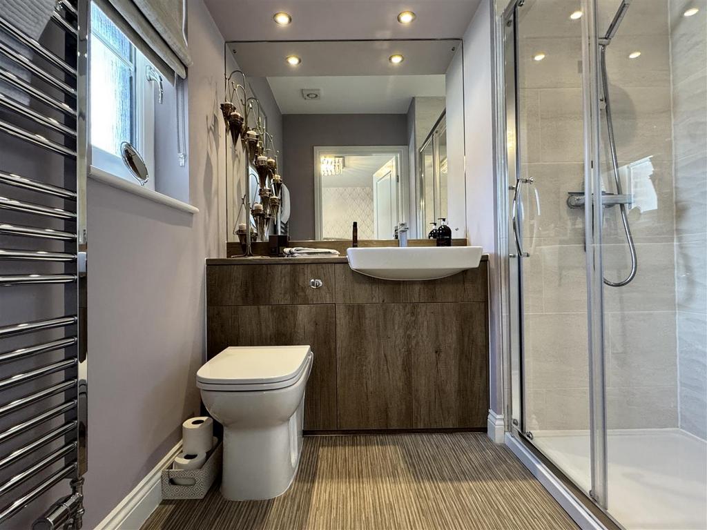 En suite shower room/wc