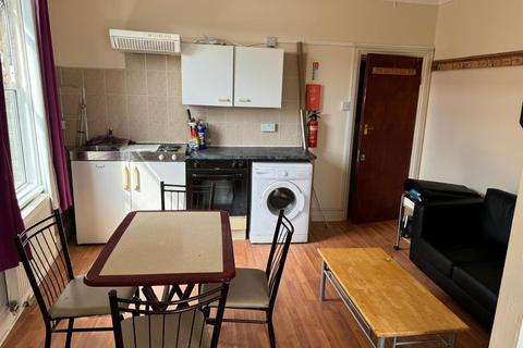 Studio to rent, Turnpike Lane, London