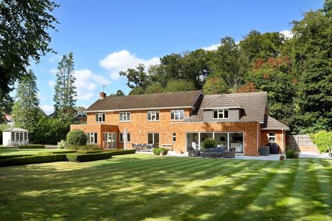 8 Eghams Close, Knotty Green, Beaconsfield, HP9 1XN