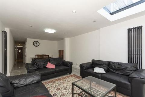 4 bedroom terraced house to rent, Falcon Grove, Battersea SW11