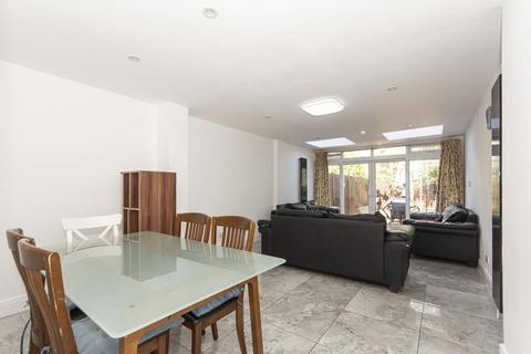 4 bedroom terraced house to rent, Falcon Grove, Battersea SW11