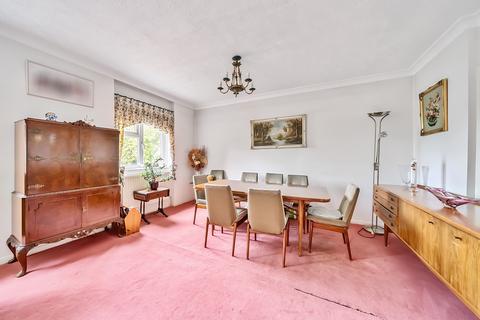 3 bedroom flat for sale, Lodge Close, Edgware, Greater London. HA8 7RL