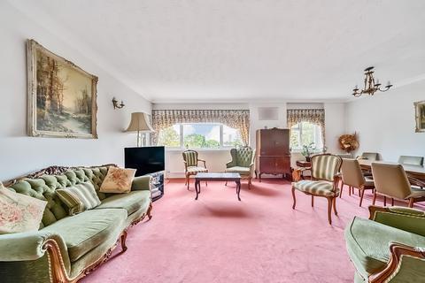 3 bedroom flat for sale, Lodge Close, Edgware, Greater London. HA8 7RL