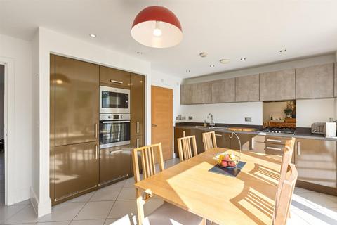 8 Chapman Close, Sheffield, S6 5BX
