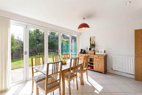 8 Chapman Close, Sheffield, S6 5BX