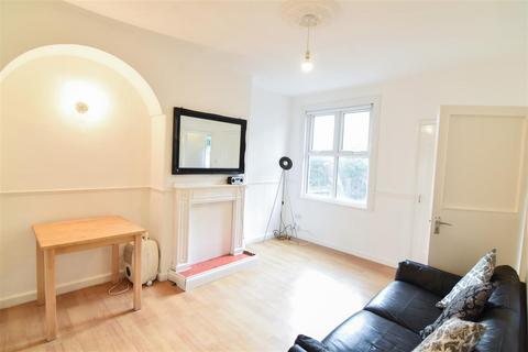 3 bedroom terraced house to rent, Granden Road, London