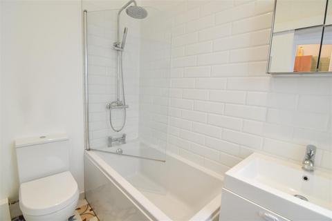 3 bedroom terraced house to rent, Granden Road, London