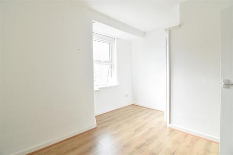 3 bedroom terraced house to rent, Granden Road, London