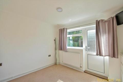 2 bedroom ground floor flat to rent, Ashdown Road, Bexhill-on-Sea, TN40